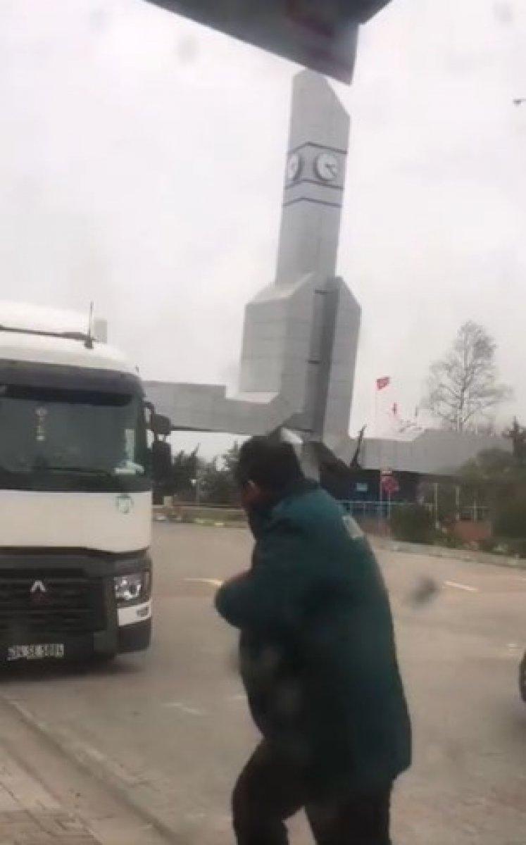 Lodos Çatalca'da saat kulesini devirdi