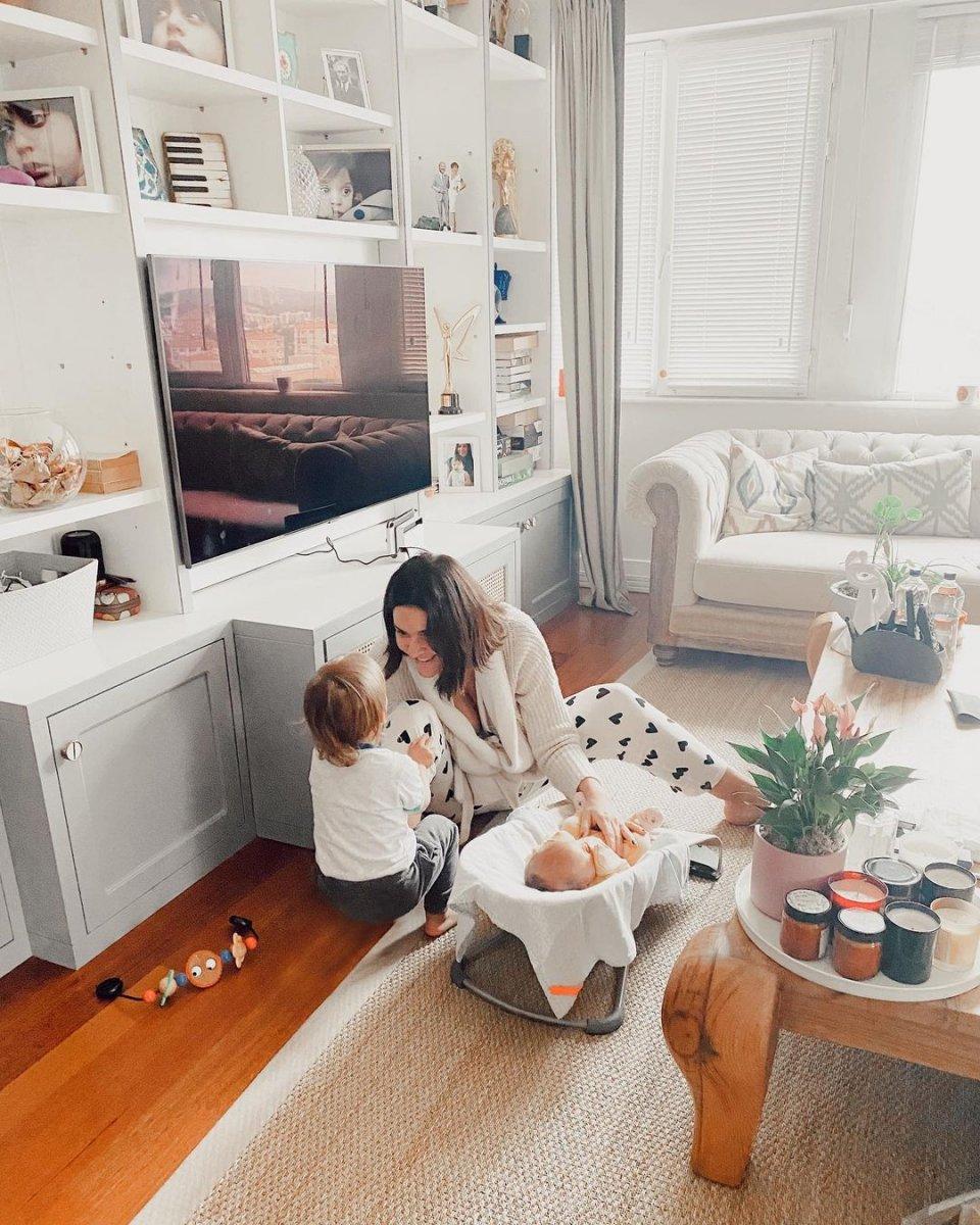 Bergüzar Korel'den çocuklarıyla yeni kare