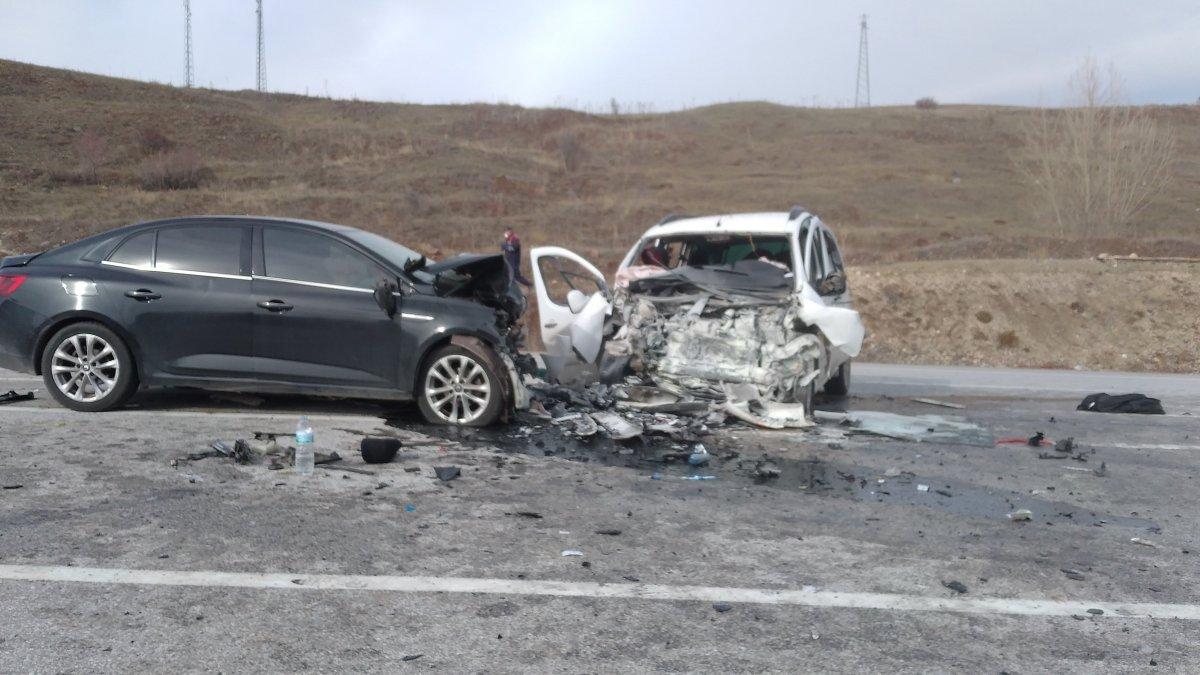 Sivas'ta iki araç birbirine girdi