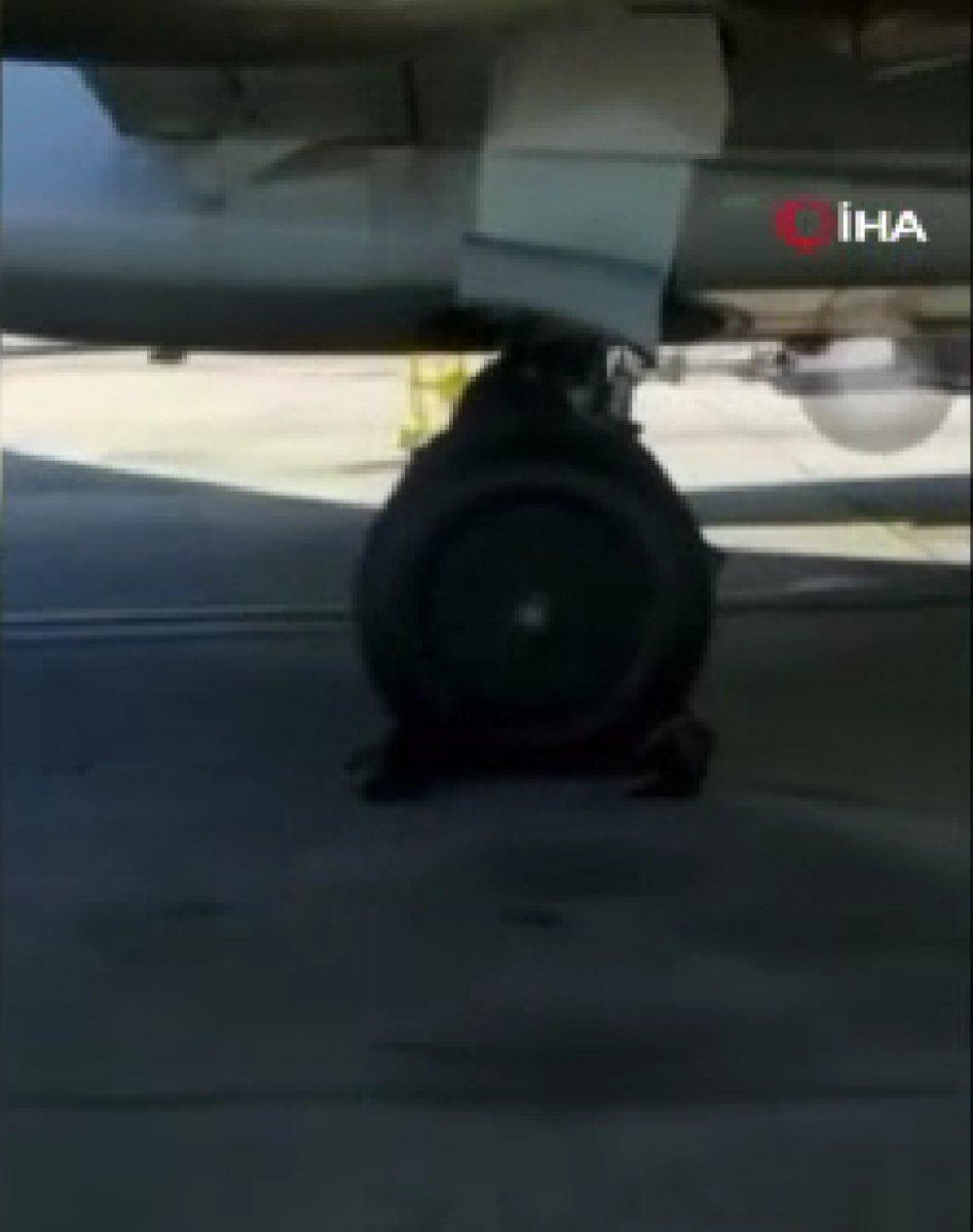 Guatemala’dan ABD’ye, uçağın iniş takımlarında geldi