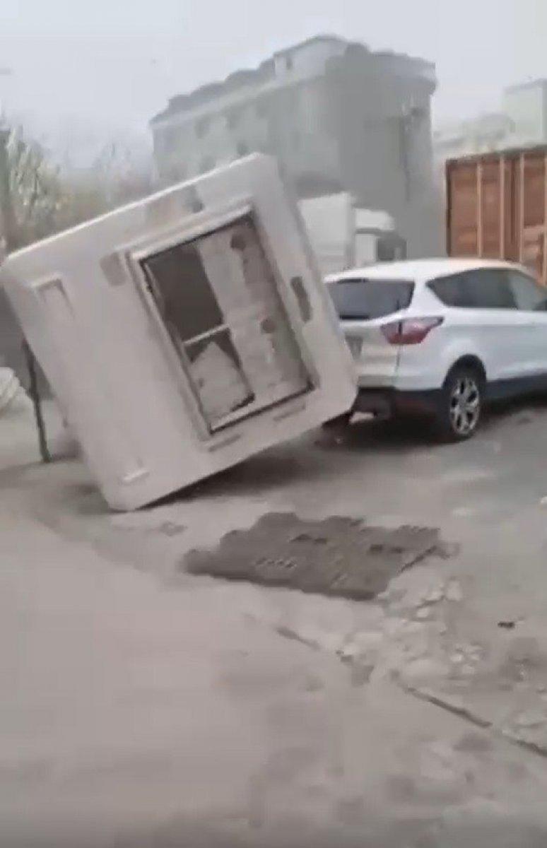 Avcılar'da güvenlik kulübesi devrildi