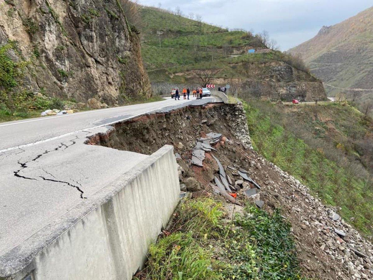 Ordu'da ilçeye giden yol heyelanla yıkıldı