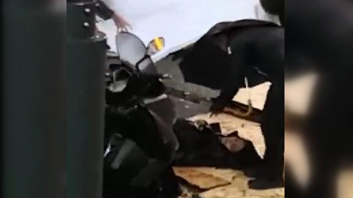 Kağıthane'de yola düşen çatı anne ile çocuğunu yaraladı