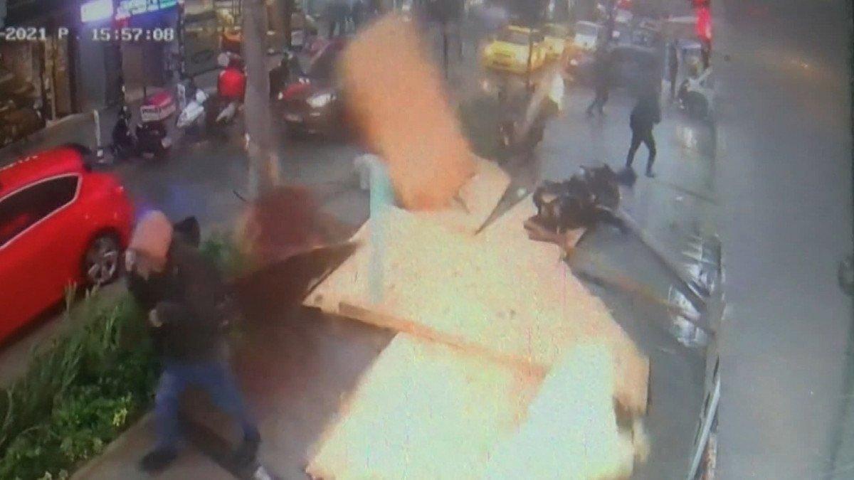 Kağıthane'de yola düşen çatı anne ile çocuğunu yaraladı