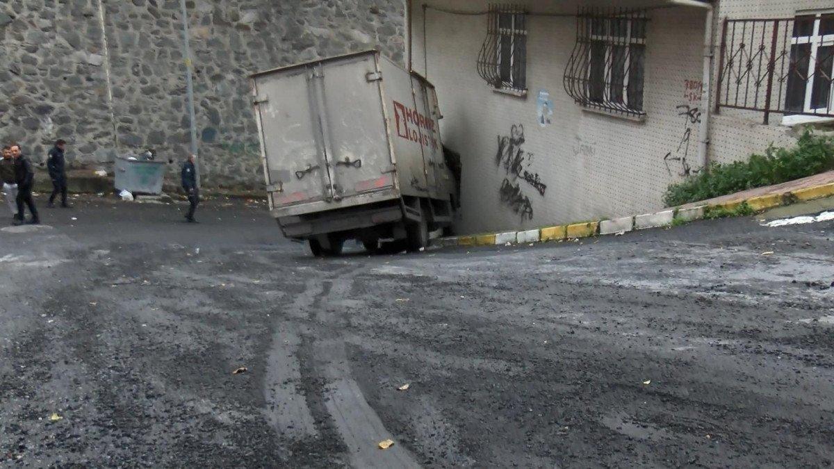 Gaziosmanpaşa’da kamyon, evin penceresine çarptı