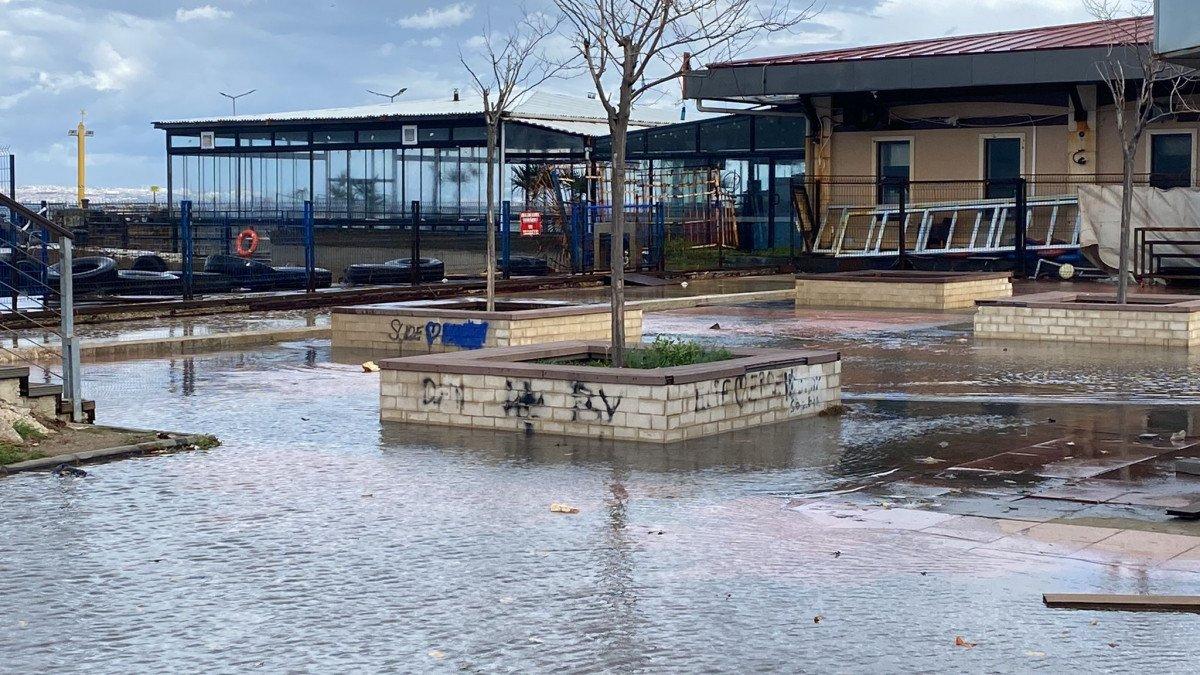 Yalova'da dev dalgalar sahile vurdu, kıyıda su samuru avlandı