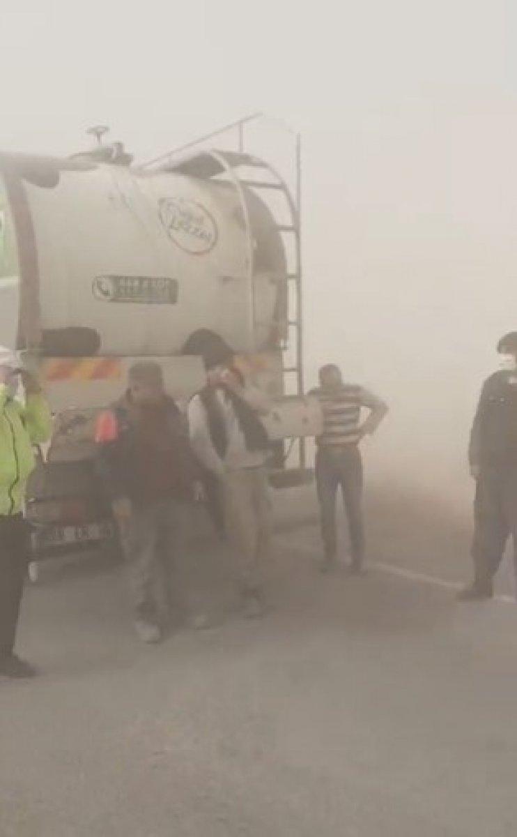 İç Anadolu'da trafiğe kum fırtınası engeli