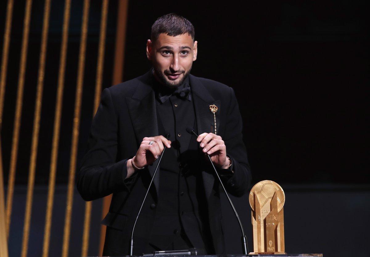 2021 Ballon d'Or ödülünü kazanan Lionel Messi oldu