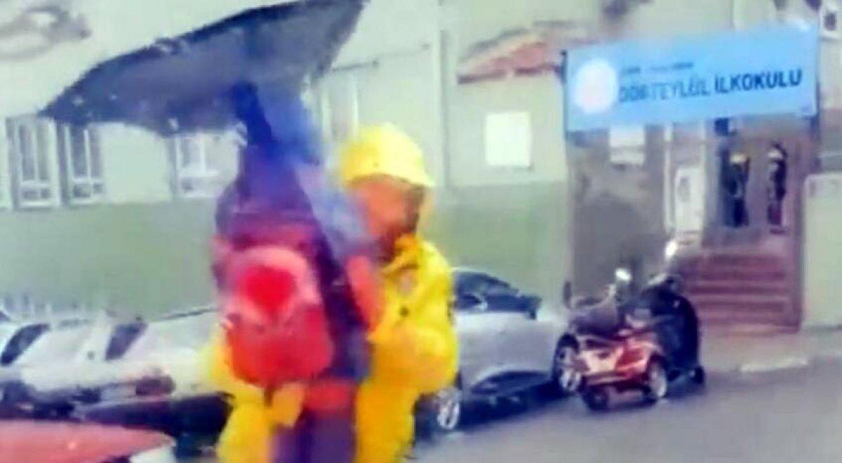 İzmir'de polis, fırtınada yürüyemeyen öğrenciyi kucağında taşıdı
