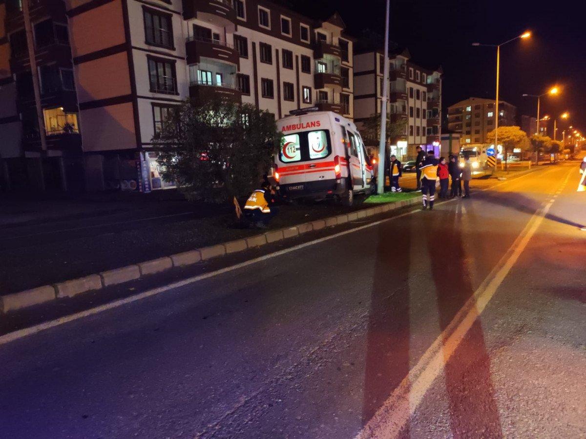 Bingöl'de hasta taşıyan ambulans kaza yaptı