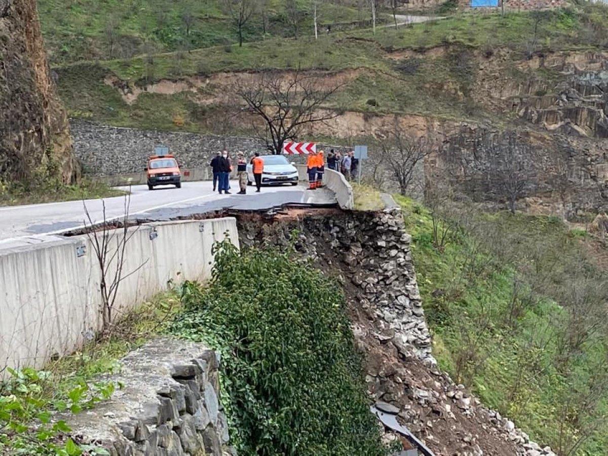Ordu'da ilçeye giden yol heyelanla yıkıldı
