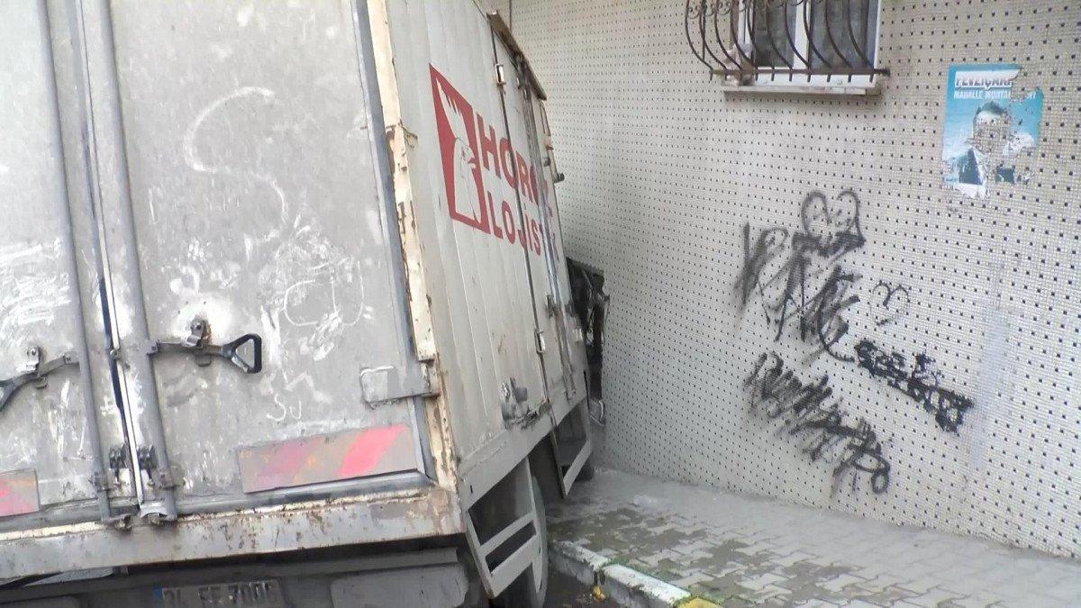 Gaziosmanpaşa’da kamyon, evin penceresine çarptı