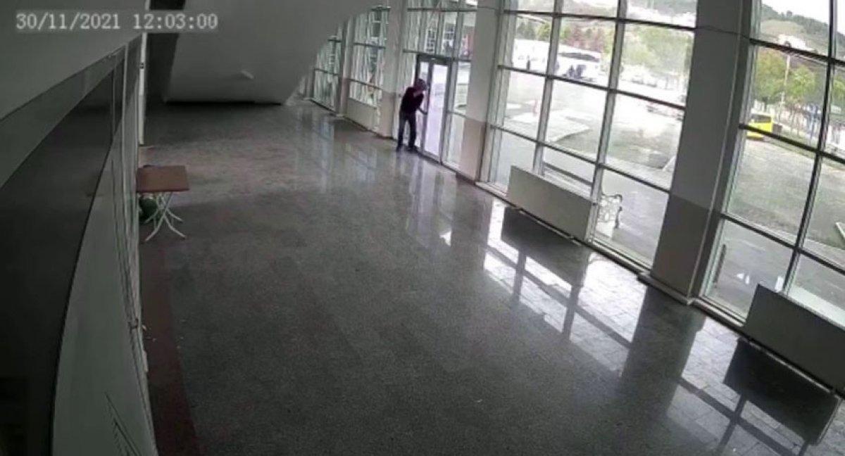 Zonguldak’ta terminalin çatısı çöktü