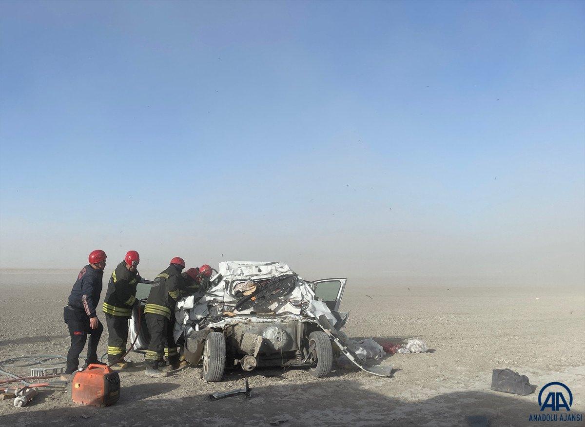 Konya'da kamyon, otomobile çarptı: 2 ölü, 1 yaralı