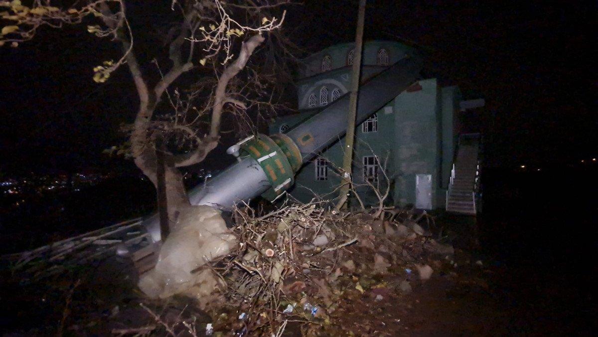 Kocaeli'de fırtınaya dayanamayan 2 caminin minaresi yan yattı