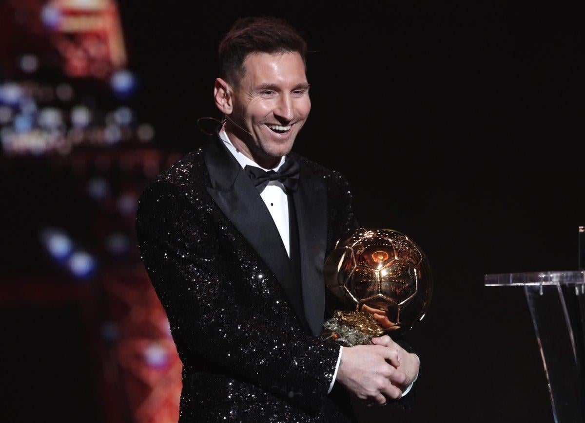 2021 Ballon d'Or ödülünü kazanan Lionel Messi oldu
