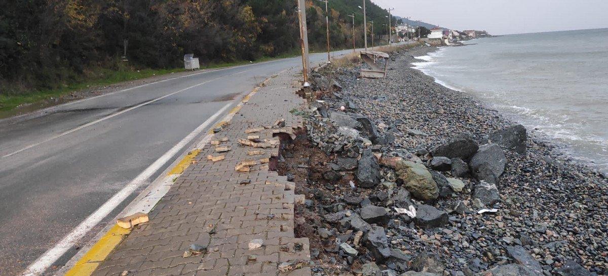 Yalova'da dev dalgalar sahile vurdu, kıyıda su samuru avlandı