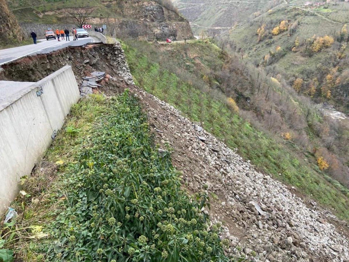 Ordu'da ilçeye giden yol heyelanla yıkıldı