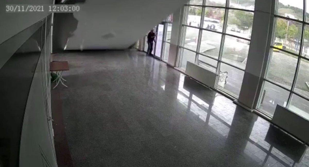 Zonguldak’ta terminalin çatısı çöktü