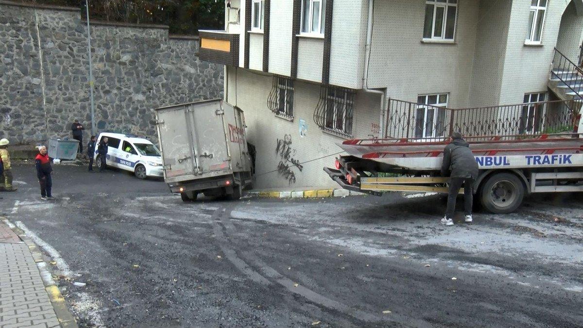 Gaziosmanpaşa’da kamyon, evin penceresine çarptı