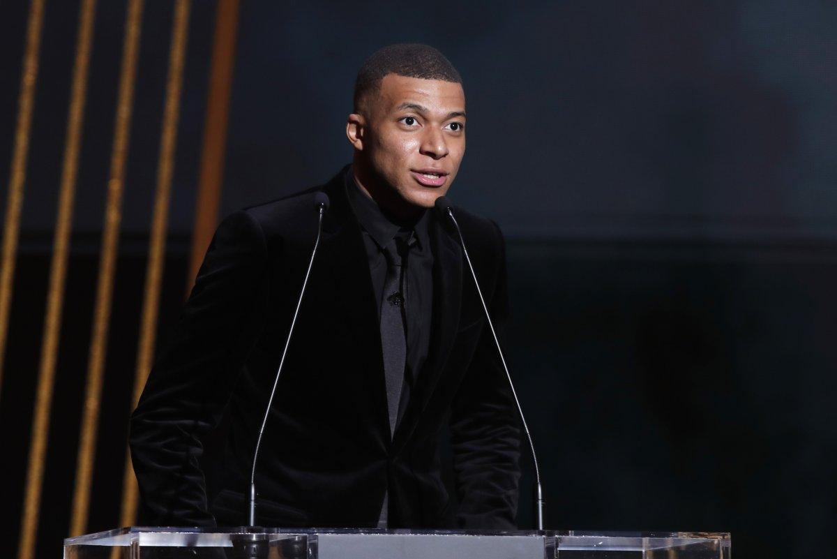 2021 Ballon d'Or ödülünü kazanan Lionel Messi oldu