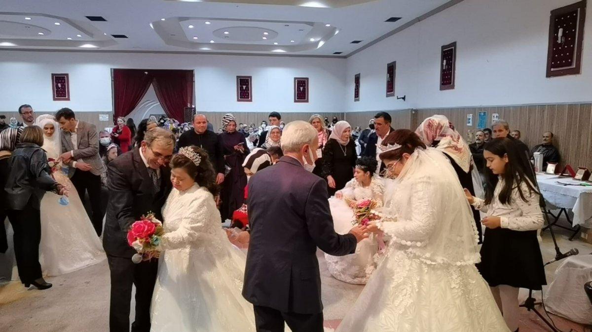 Bursa'da engelli genç kızların gelinlik hayali gerçek oldu