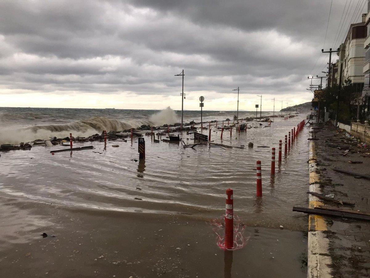 Yalova'da dev dalgalar sahile vurdu, kıyıda su samuru avlandı