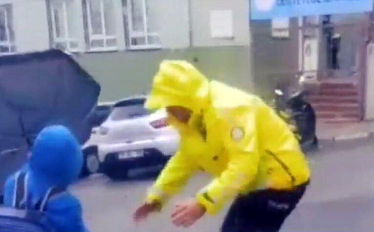 İzmir'de polis, fırtınada yürüyemeyen öğrenciyi kucağında taşıdı