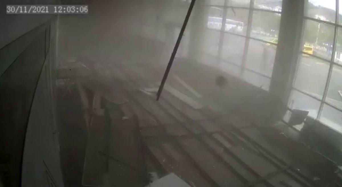 Zonguldak’ta terminalin çatısı çöktü