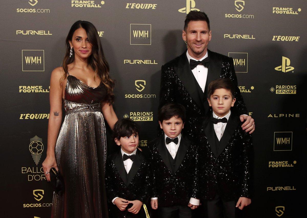 2021 Ballon d'Or ödülünü kazanan Lionel Messi oldu