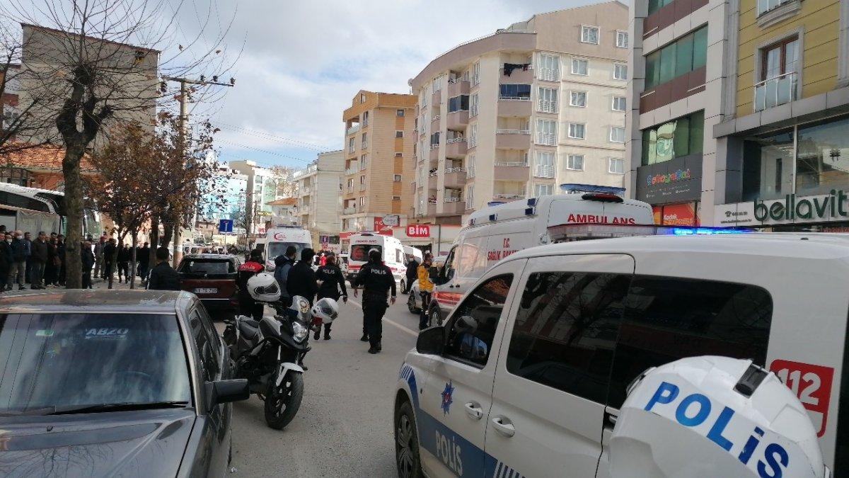 Kocaeli'de sokak ortasında silahlı çatışma: 3 yaralı