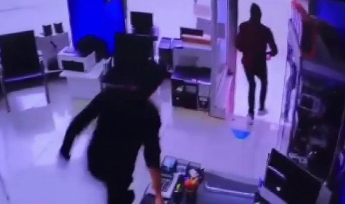 Esenyurt'taki hırsızlığa dükkan çalışanı müdahale etti