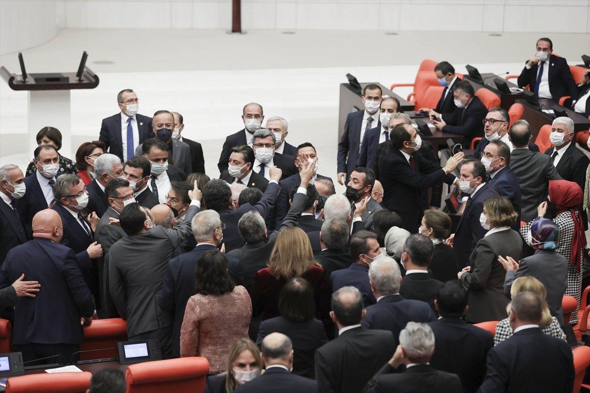 Meclis'te vekiller arasında Tahir Elçi cinayeti kavgası