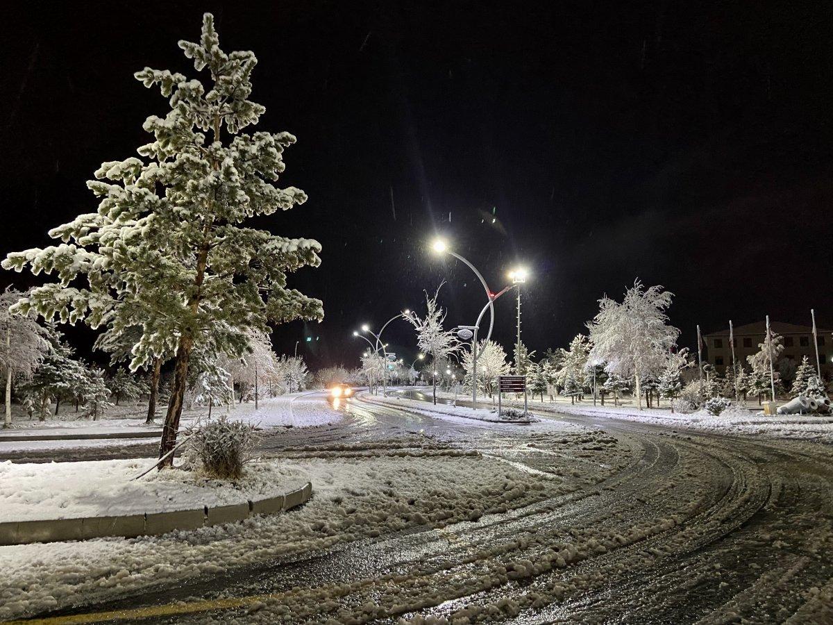 Ağrı beyaza büründü