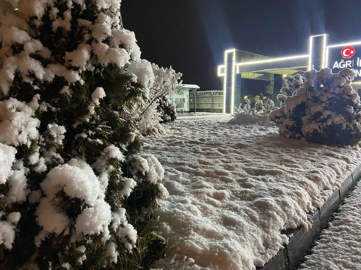 Ağrı beyaza büründü