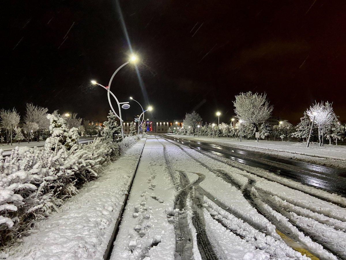 Ağrı beyaza büründü