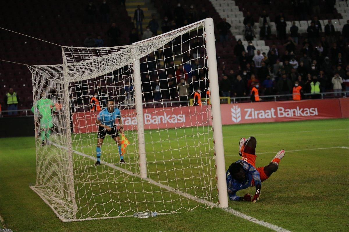 Hatayspor - Eyüpspor maçında kaleye geçen Diouf'tan penaltı golü