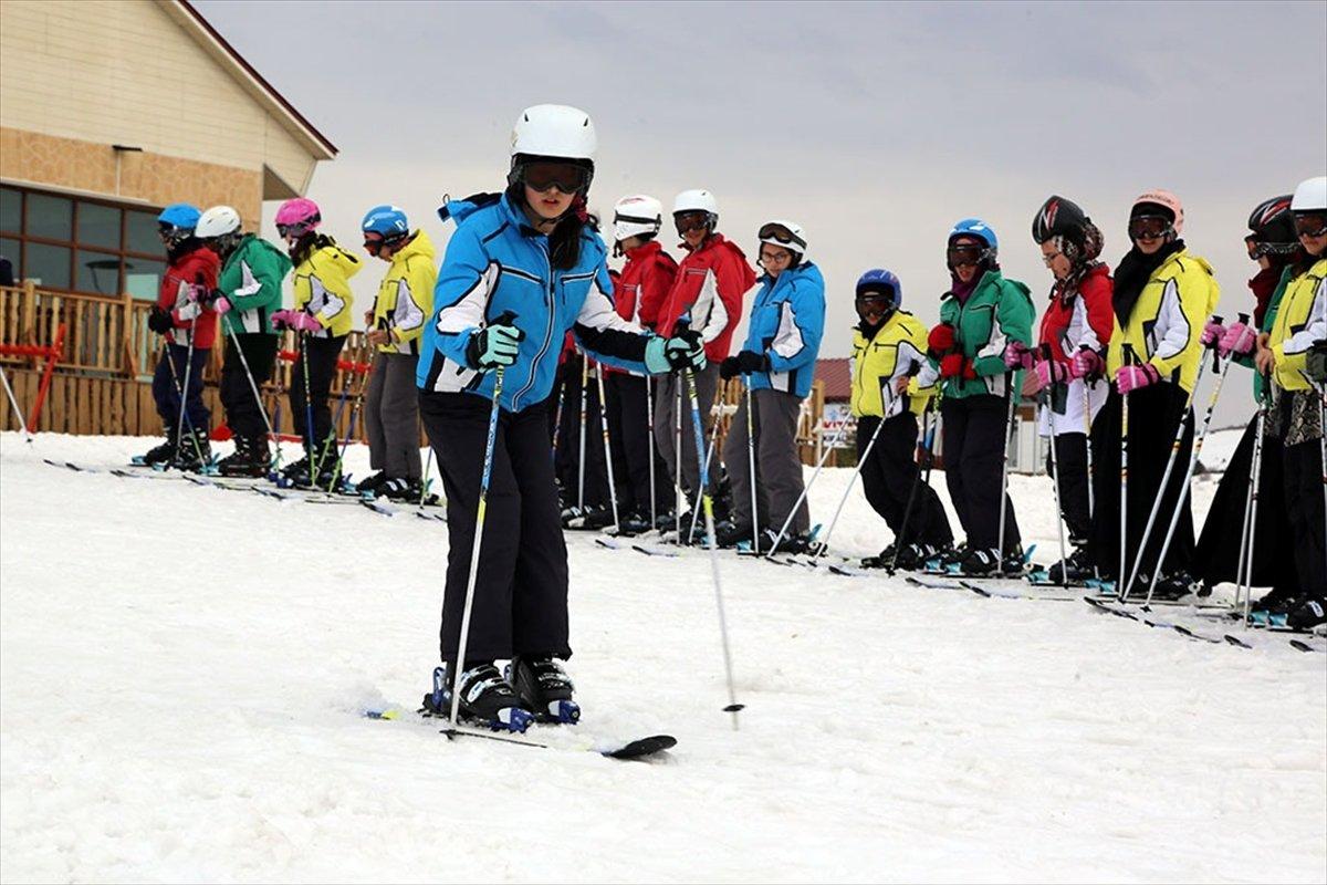 Sivas'ta köylerdeki çocuklar kayakla tanıştırılıyor