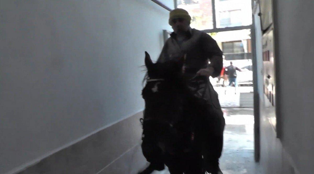 İzmir'deki ciritçi atıyla apartmana çıktı