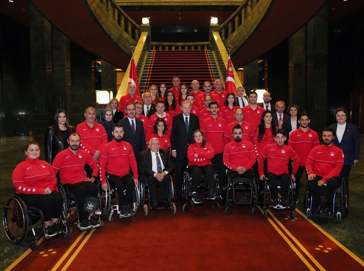 Cumhurbaşkanı Erdoğan, paralimpik oyunlarda madalya kazanan sporcularla buluştu