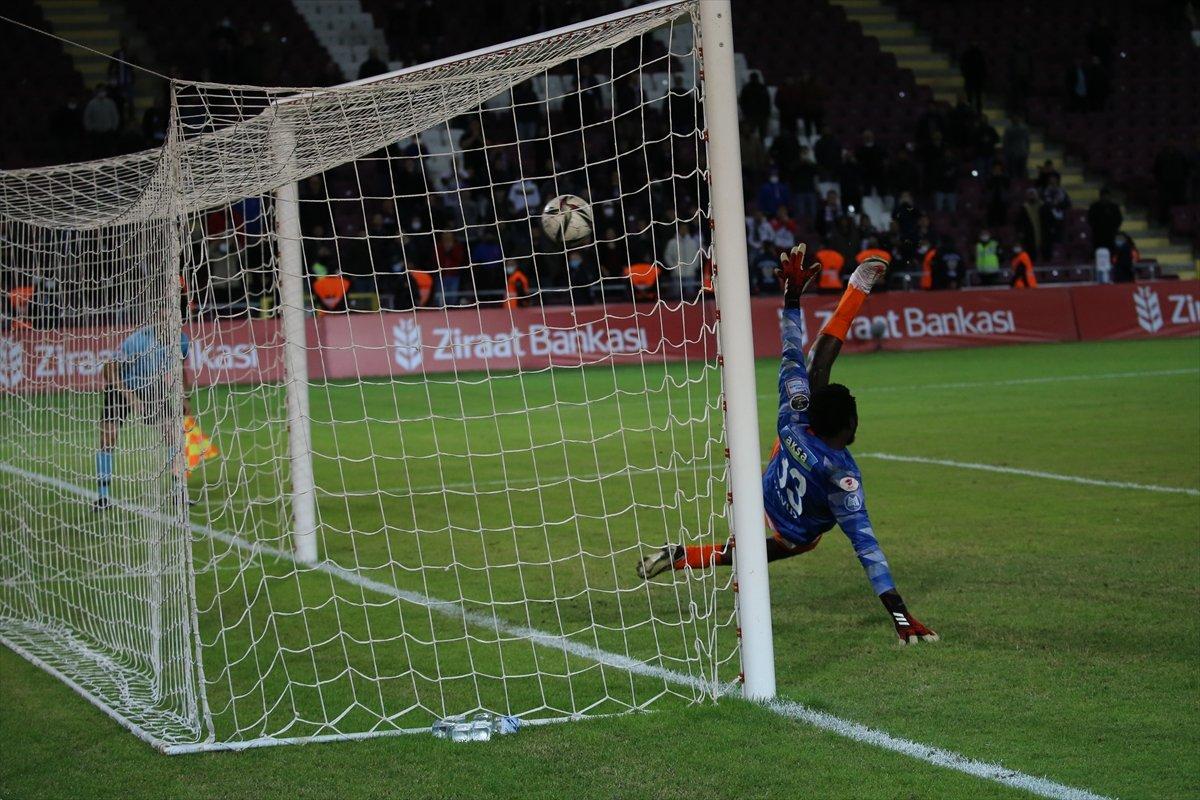 Hatayspor - Eyüpspor maçında kaleye geçen Diouf'tan penaltı golü