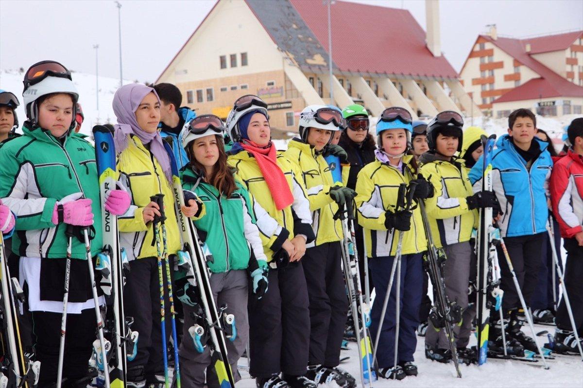 Sivas'ta köylerdeki çocuklar kayakla tanıştırılıyor