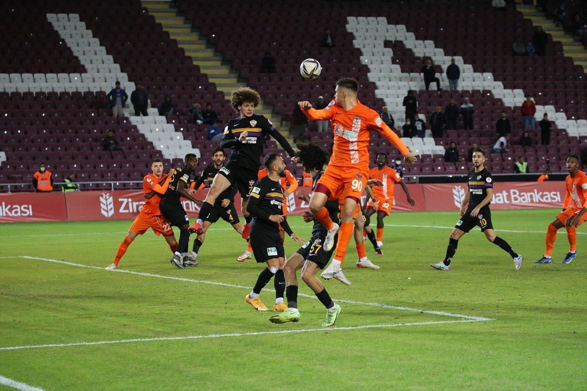 Hatayspor - Eyüpspor maçında kaleye geçen Diouf'tan penaltı golü