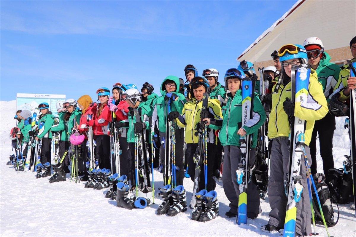 Sivas'ta köylerdeki çocuklar kayakla tanıştırılıyor