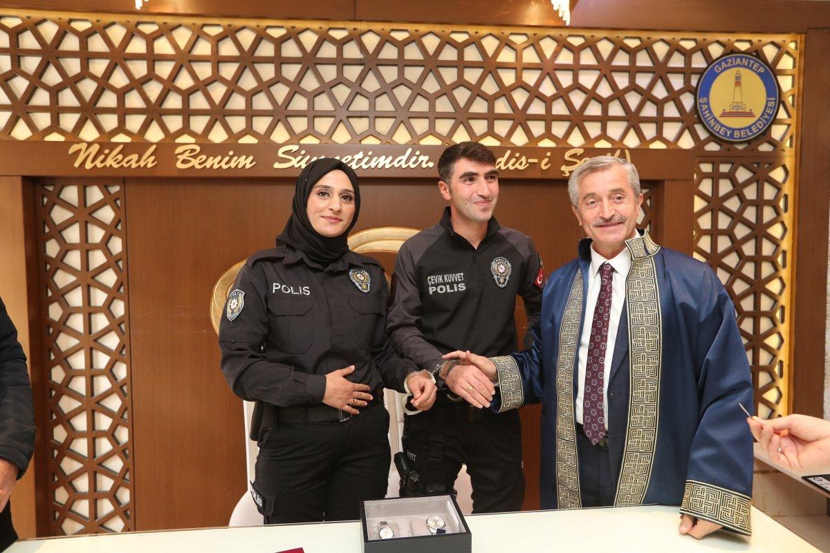 Gaziantep'teki polis çifte nikah sonrasında kelepçe takıldı