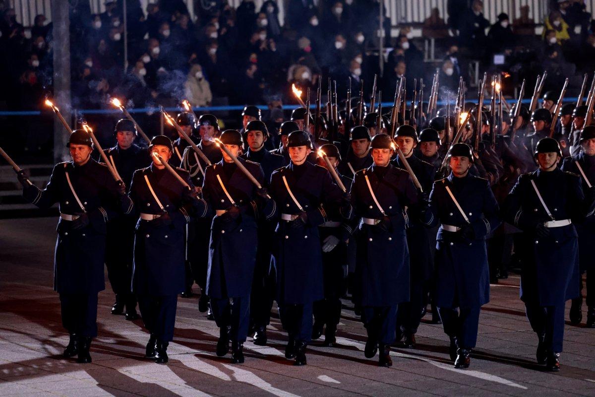 Angela Merkel'e askeri tören ile veda edildi