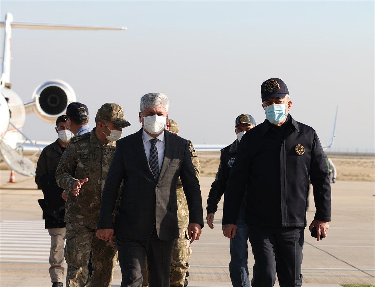 Hulusi Akar, Suriye sınır hattındaki birlikleri denetledi