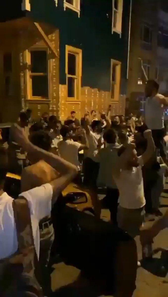 Kadıköy’de, kilise duvarında dans eden 3 şahıs hakkında dava açıldı