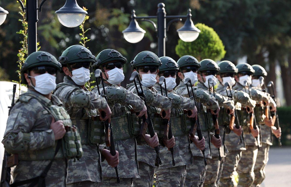 Hulusi Akar, Suriye sınır hattındaki birlikleri denetledi