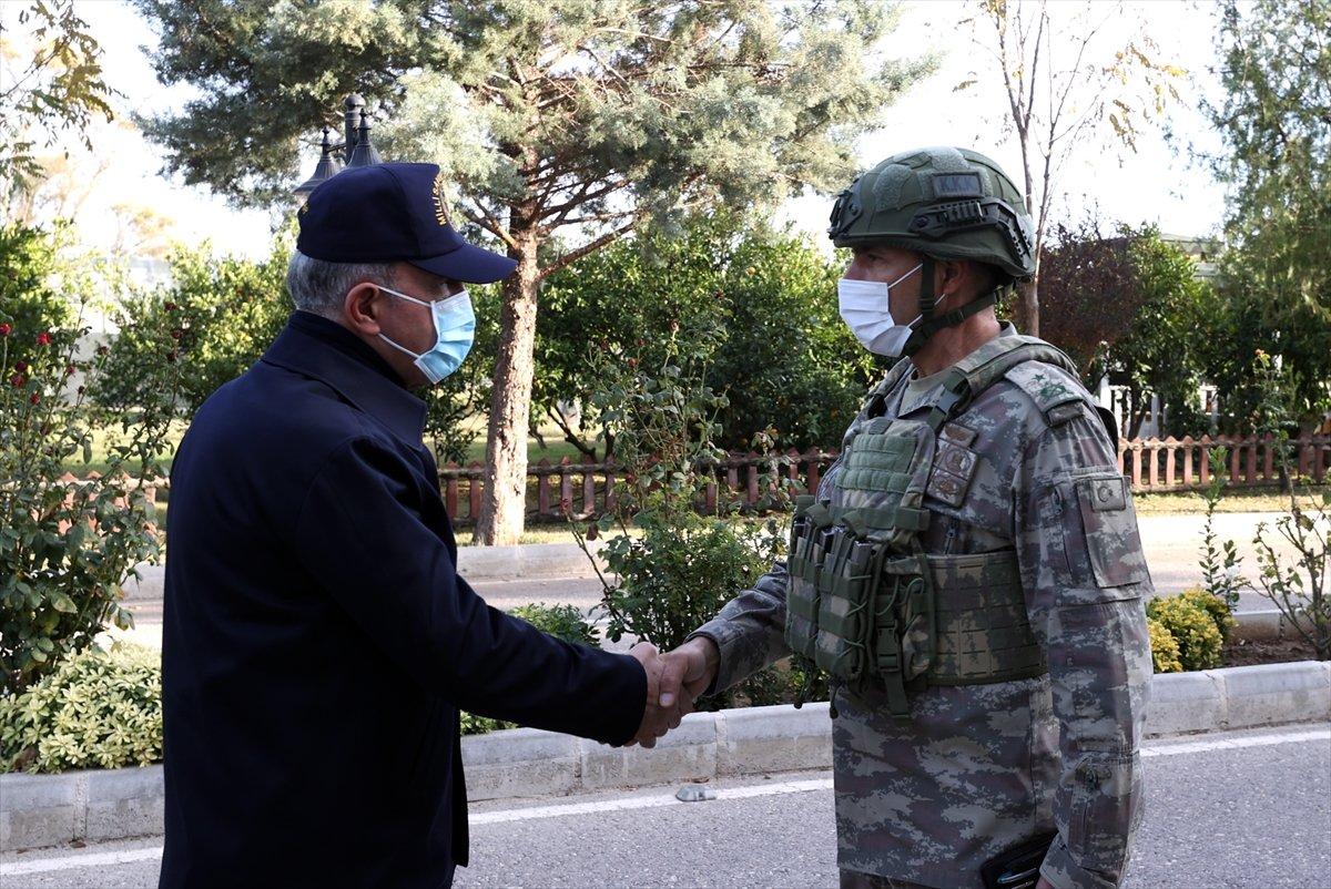 Hulusi Akar, Suriye sınır hattındaki birlikleri denetledi